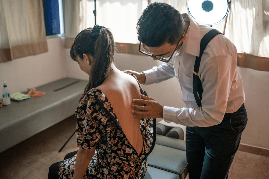 Mejorar postura: Aliviar dolores_ Fisioterapeuta_ Quiropráctico_ Toluca_ Metepec_ CDMX_ Ayudar con mi columa_ Dolores musculares